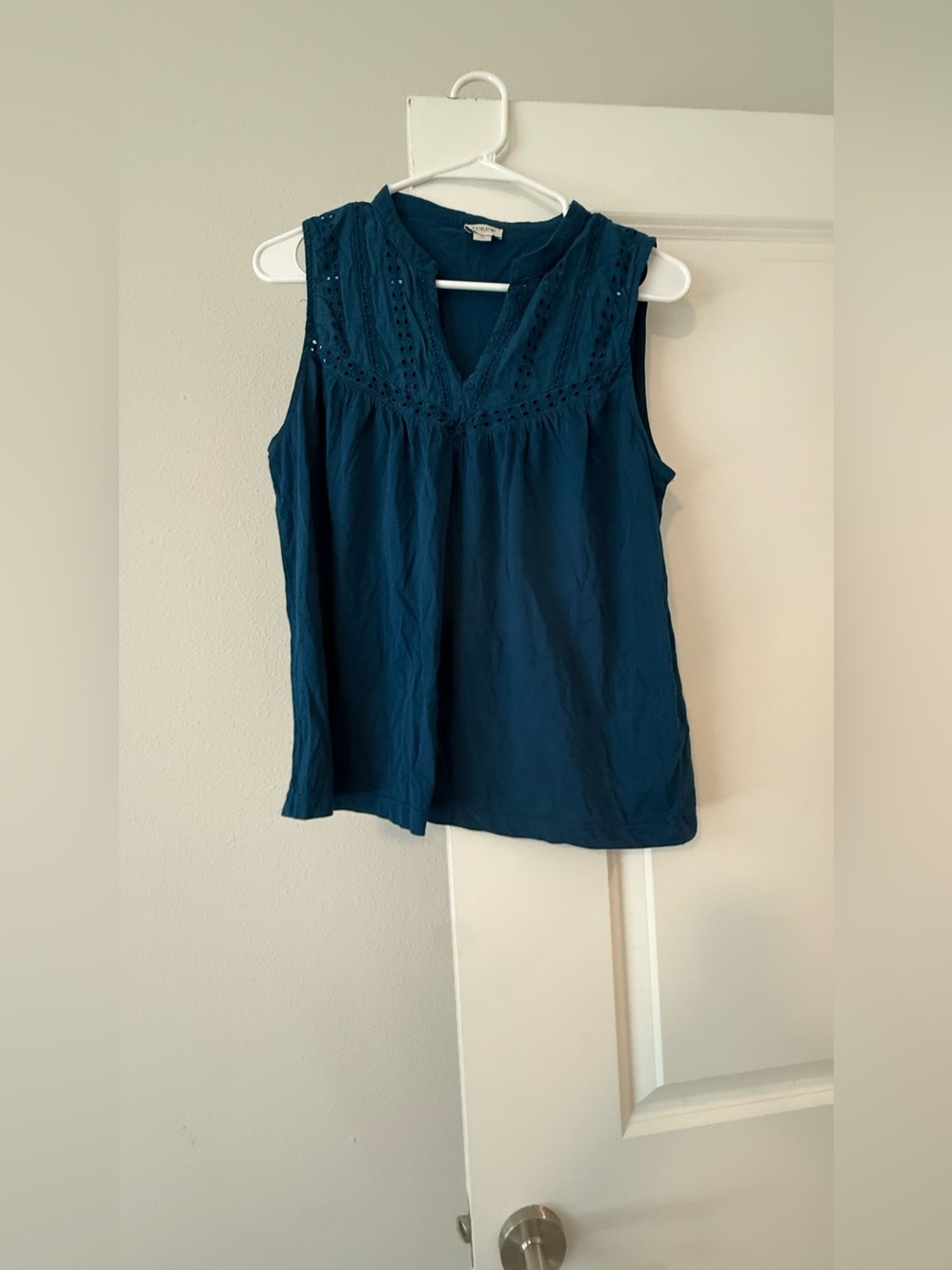 Crew Sleeveless Blouse - Blue Eyelet Yoke Detail size S ❤️ - Picture 2 of 9